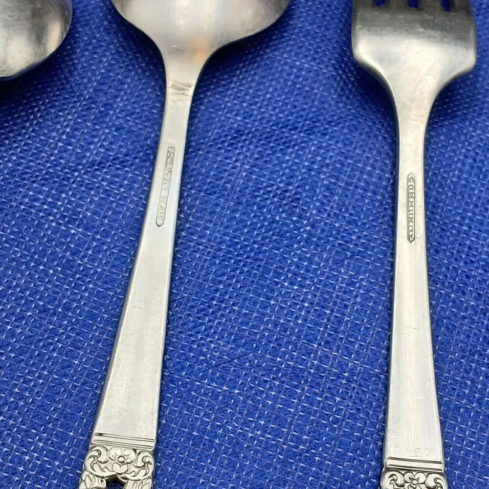 Oneida Community Coronation 1936 Lot 5 Knives, Spoon, Fork Antique Silverplate